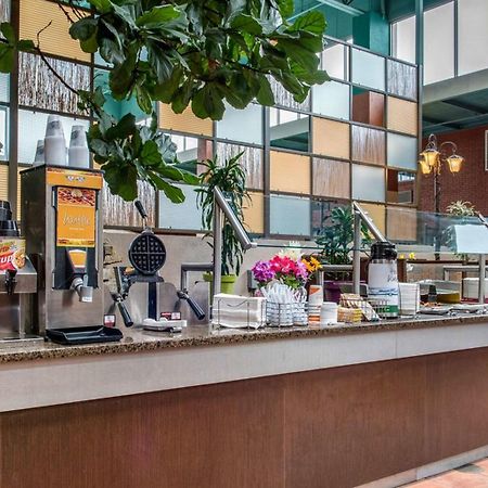 Quality Hotel Conference Center Cincinnati Блу Аш Екстериор снимка