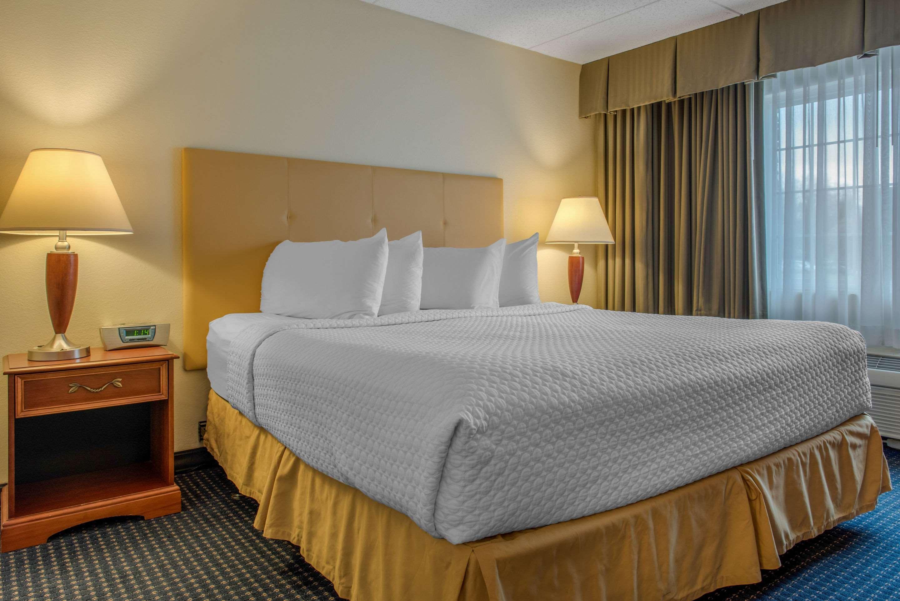 Quality Hotel Conference Center Cincinnati Блу Аш Екстериор снимка