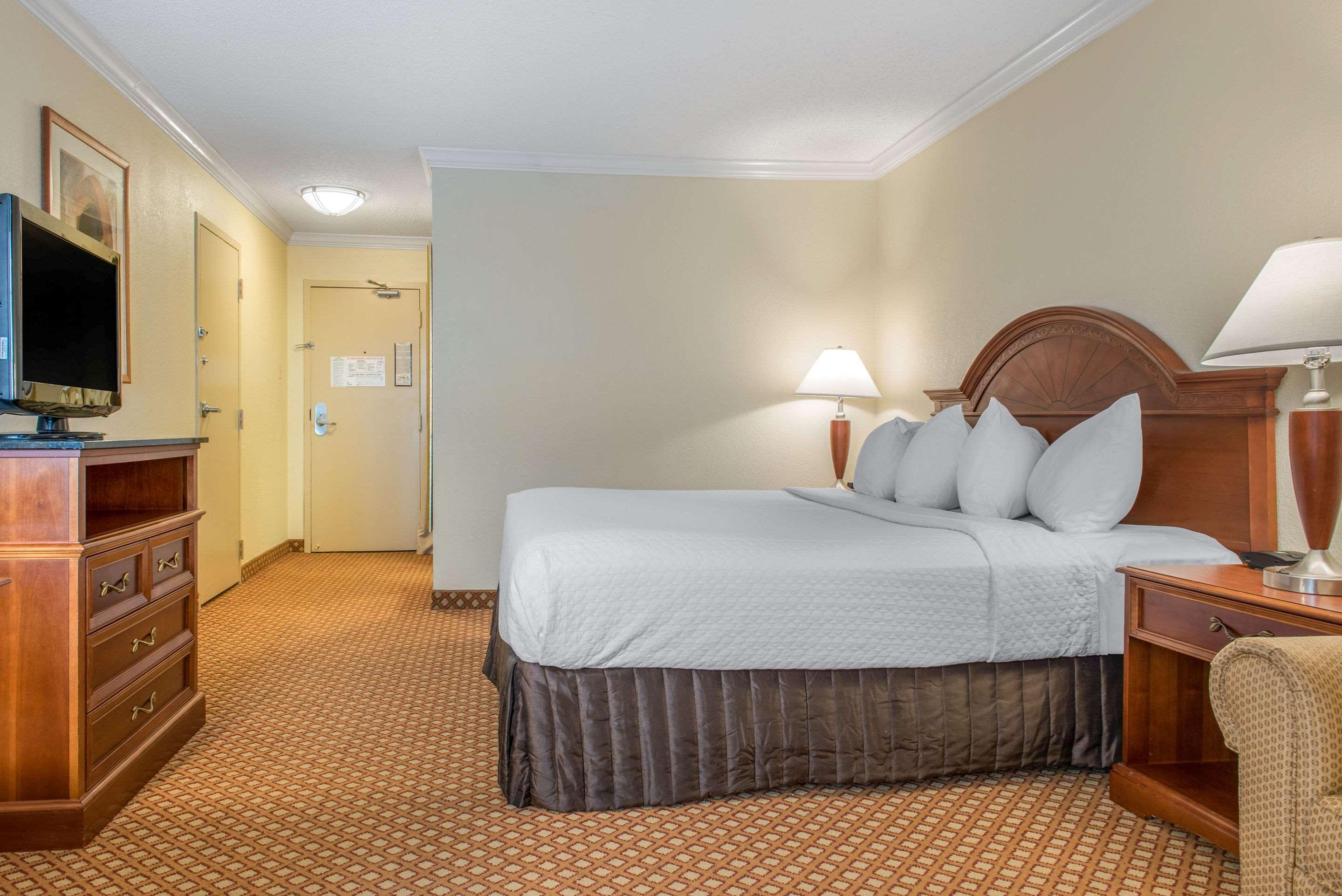 Quality Hotel Conference Center Cincinnati Блу Аш Екстериор снимка