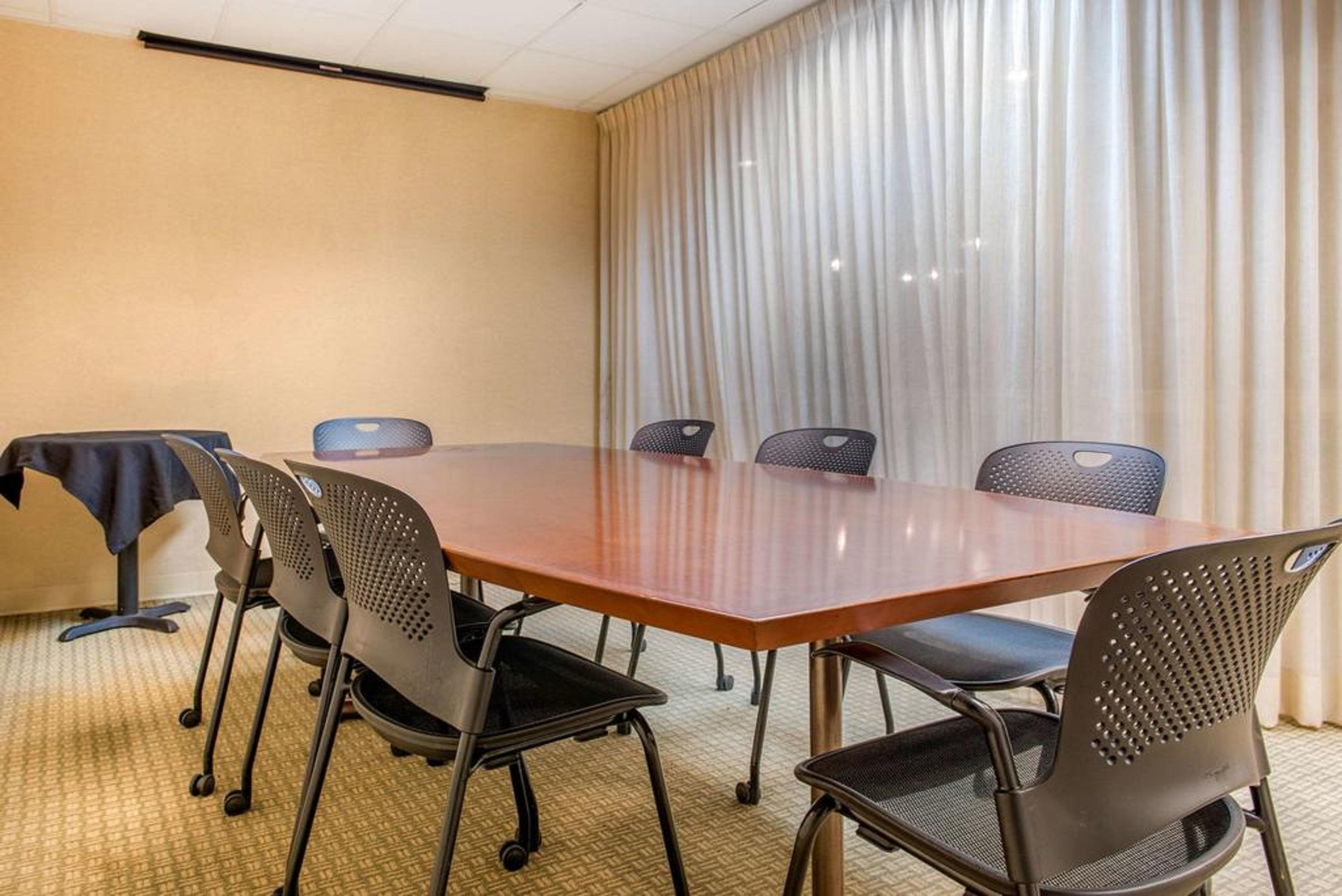 Quality Hotel Conference Center Cincinnati Блу Аш Екстериор снимка