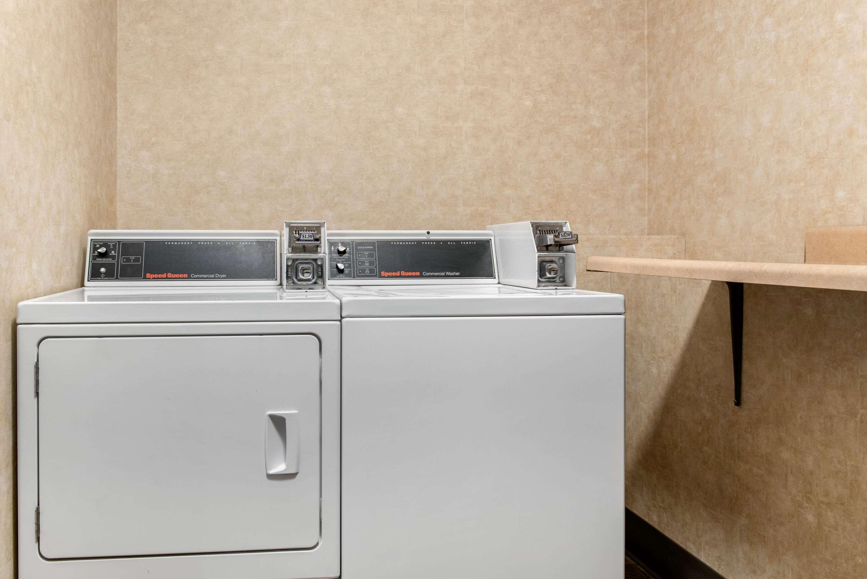 Quality Hotel Conference Center Cincinnati Блу Аш Екстериор снимка