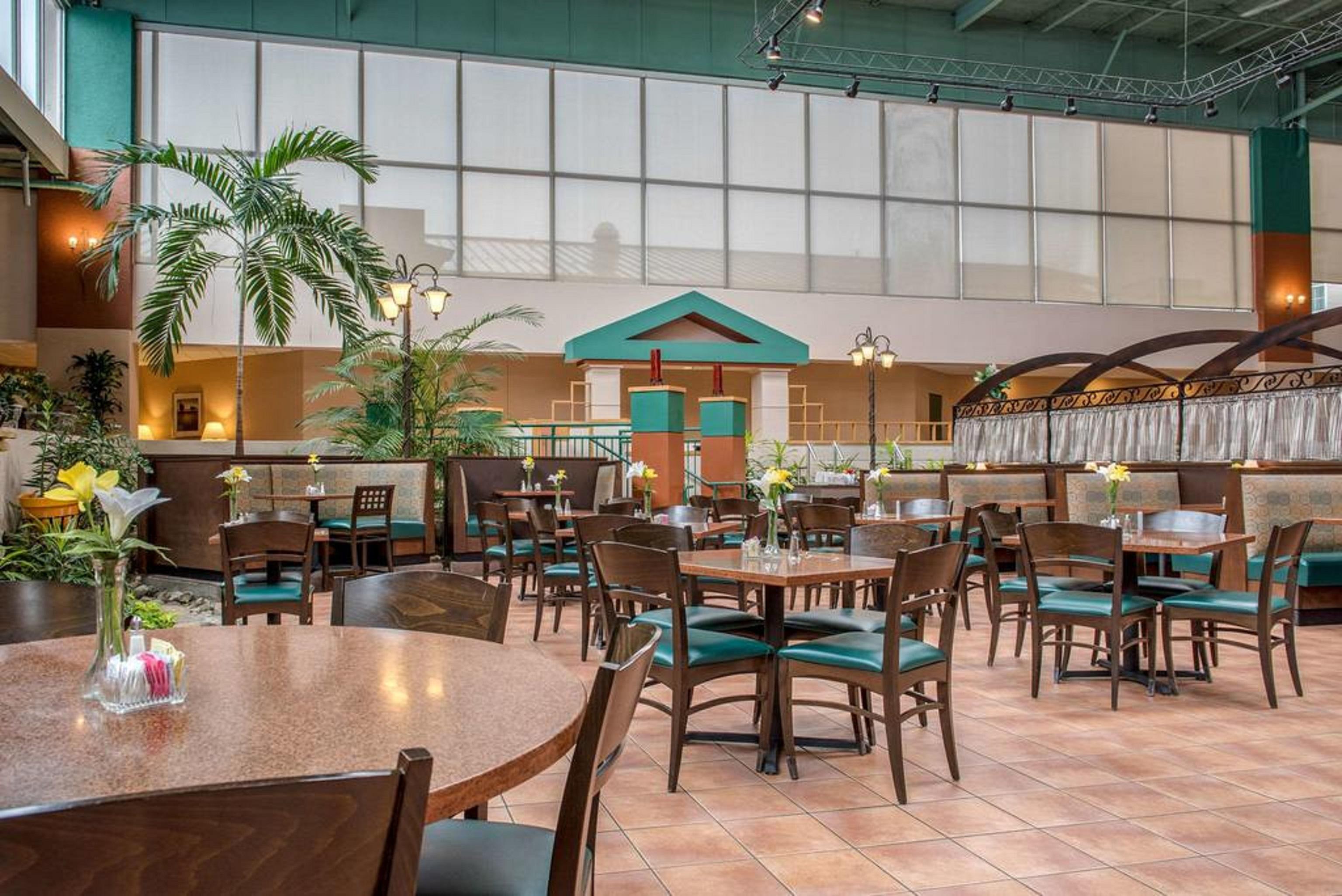 Quality Hotel Conference Center Cincinnati Блу Аш Екстериор снимка