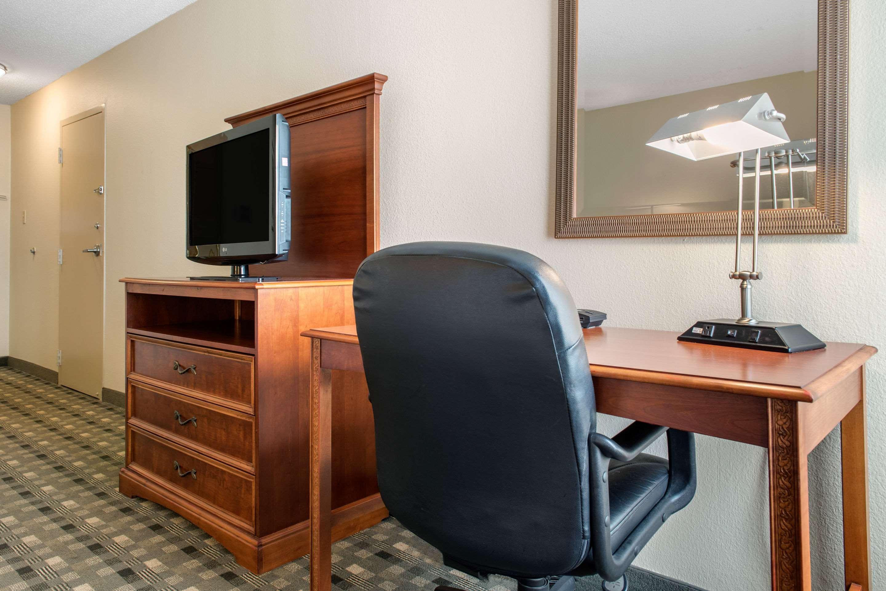 Quality Hotel Conference Center Cincinnati Блу Аш Екстериор снимка