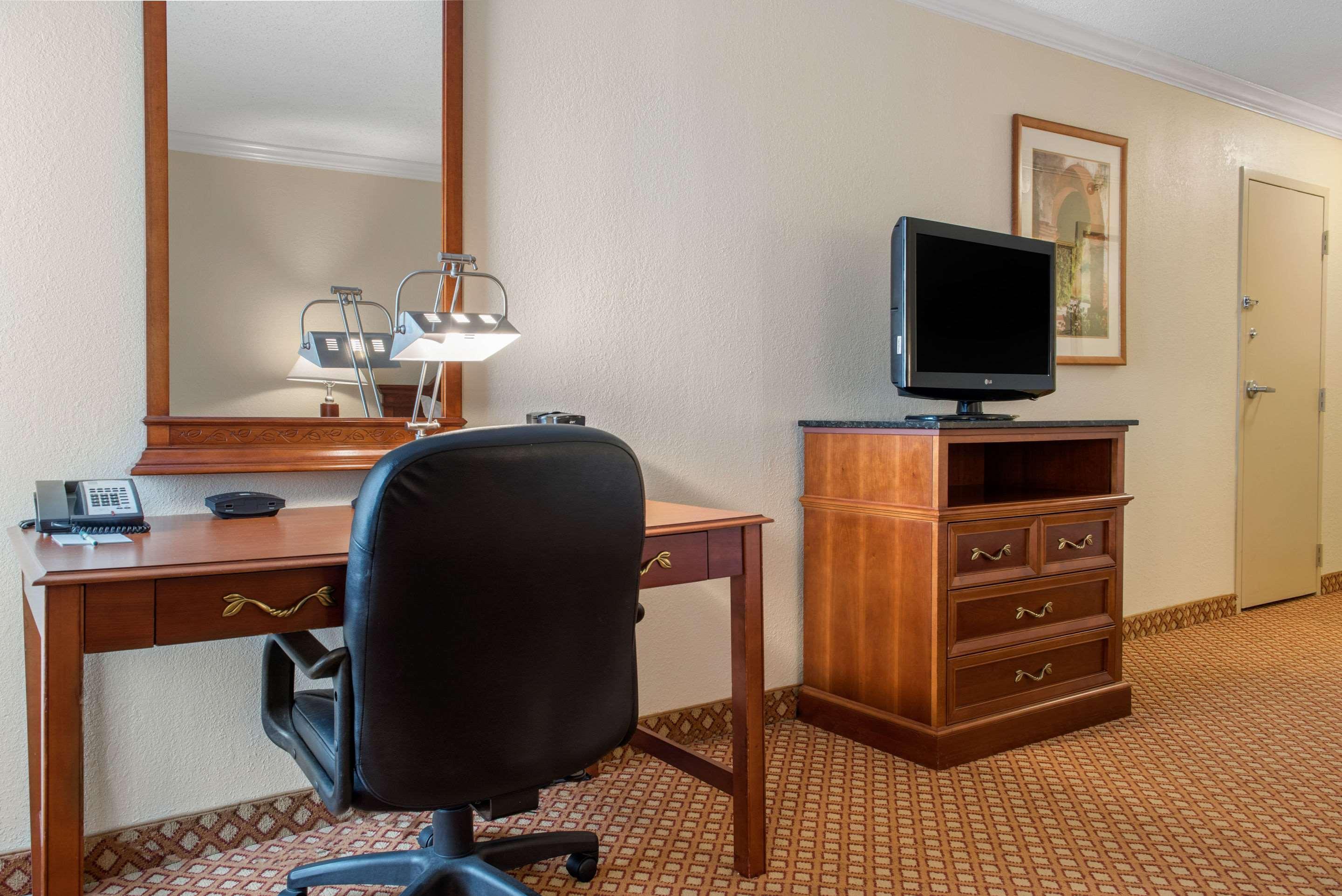 Quality Hotel Conference Center Cincinnati Блу Аш Екстериор снимка
