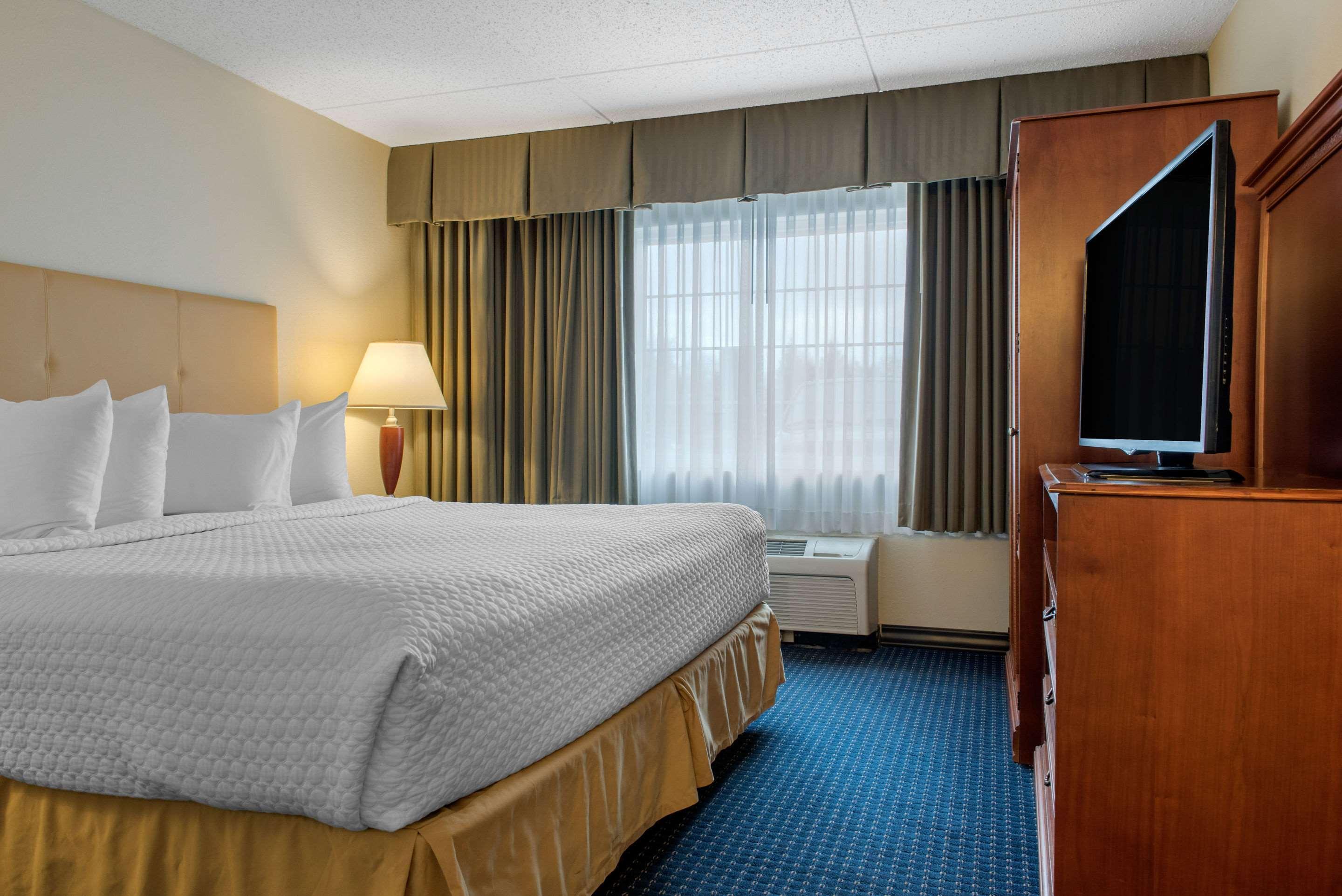 Quality Hotel Conference Center Cincinnati Блу Аш Екстериор снимка