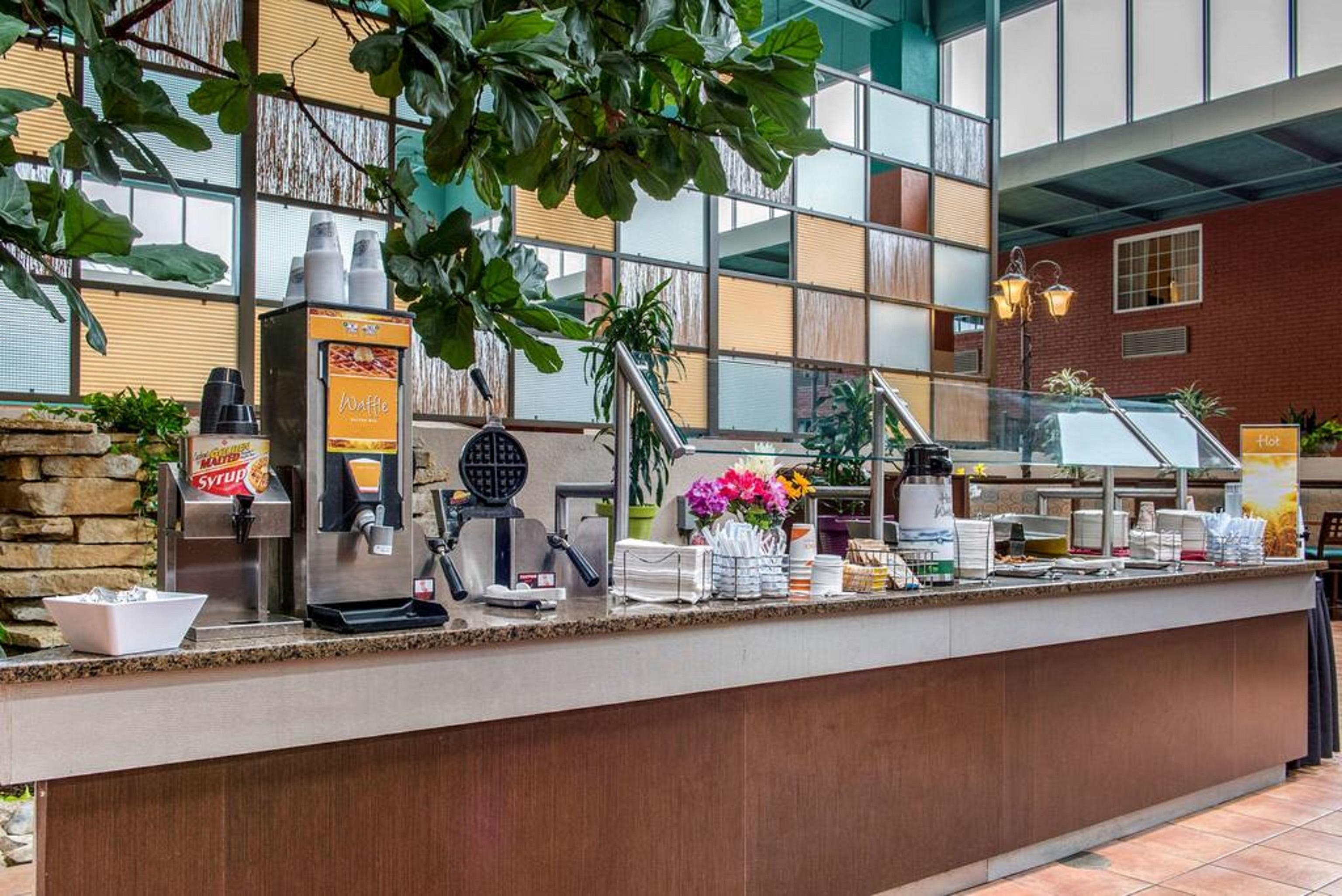 Quality Hotel Conference Center Cincinnati Блу Аш Екстериор снимка