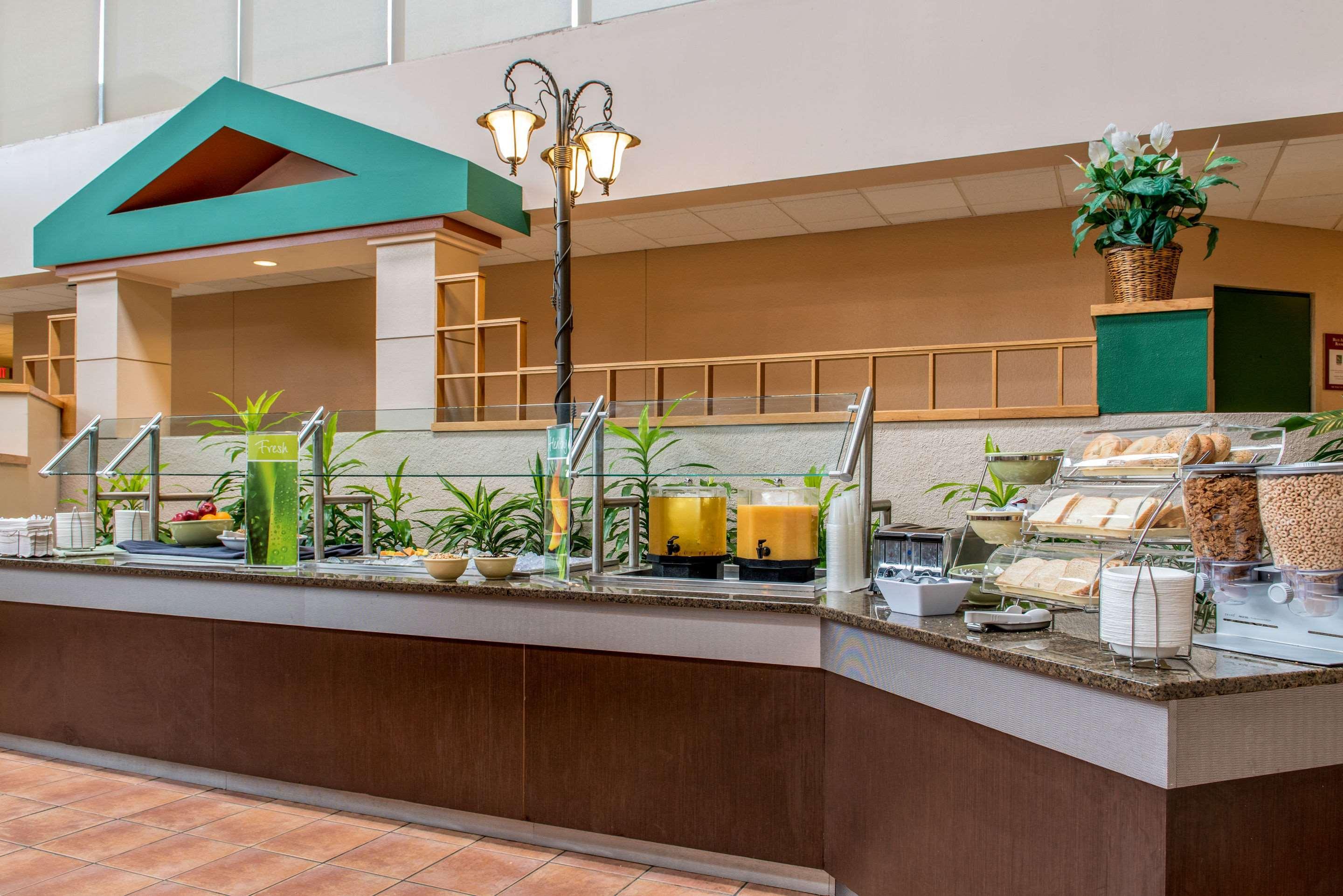 Quality Hotel Conference Center Cincinnati Блу Аш Екстериор снимка