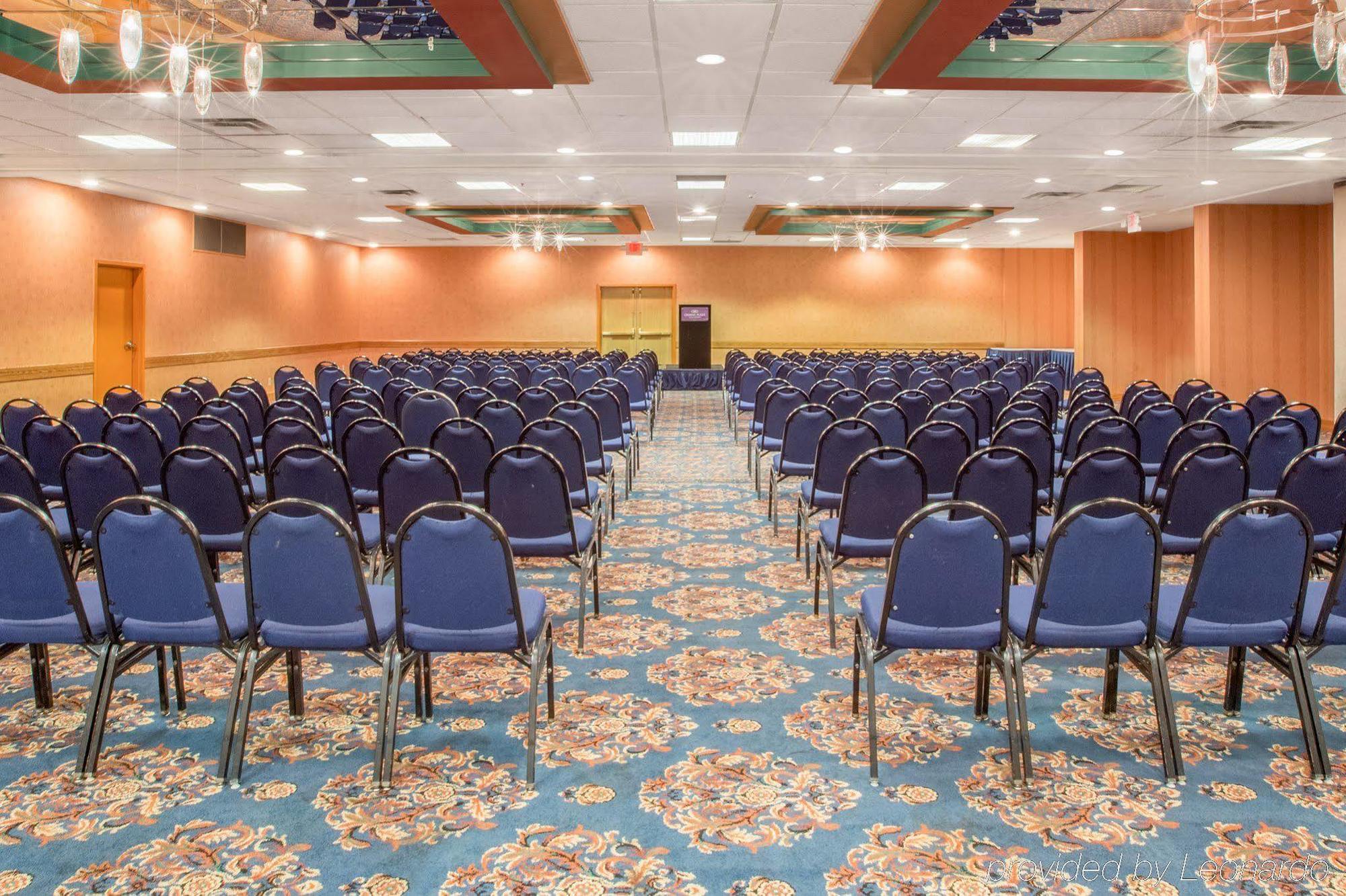 Quality Hotel Conference Center Cincinnati Блу Аш Екстериор снимка